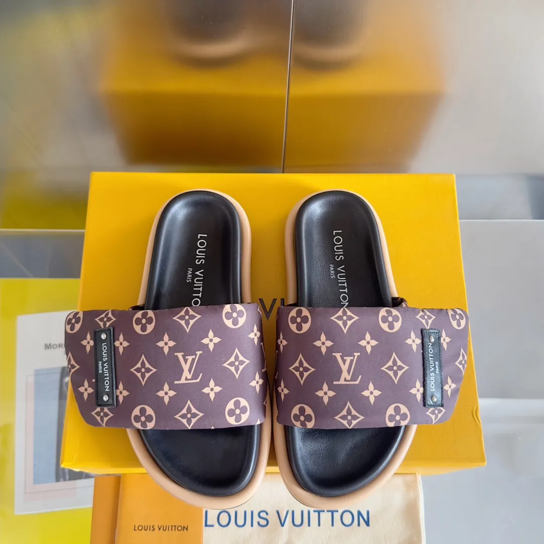 Factory direct sale 180👟👟 Women's Shoes Women's Clothing Women's Shoes Women's Clothing LV Louis Vuitton L Jialu Brand POOL PILLOW COMFORT Velcro Denim Denim Checkerboard Embossed Bread Flat Sandals Original purchase and development Production This Pool Pillow Comfort flat sandal is padded with neoprene to create a comfortable wide upper, and then embossed with the classic Monogram pattern. Velcro for easy adjustment, and a resilient insole and lubricious outsole complete the package. Exquisite packaging at the delivery counter 🛍📦 ▪️Fabric: Original customized technical fabric ▪️Inner lining: Original customized sheepskin foot pads ▪️Sole: Original open-molded rubber foam outsole ▪️Sole thickness: 4CM ▪️Size: Women's 35-40 / Men's 39-45